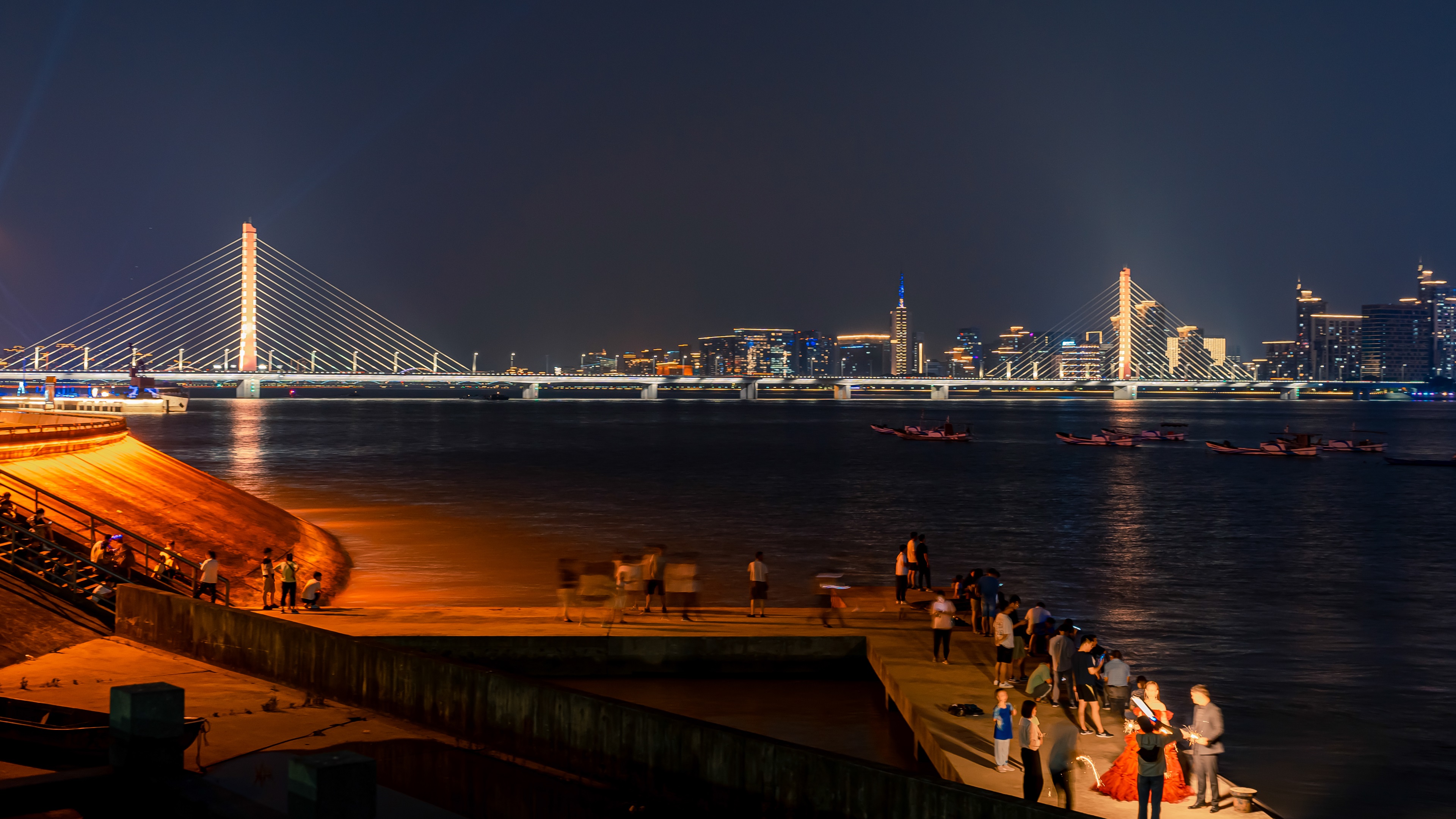 8k震撼杭州钱江三桥钱塘江码头城市夜景延时视频的预览图