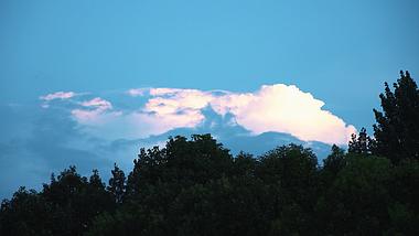 1080p夏天傍晚唯美云朵云彩风景实拍视频的预览图