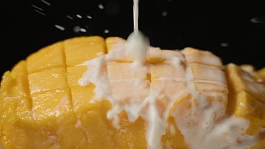 1080p升格牛奶泼芒果夏季水果实拍视频的预览图