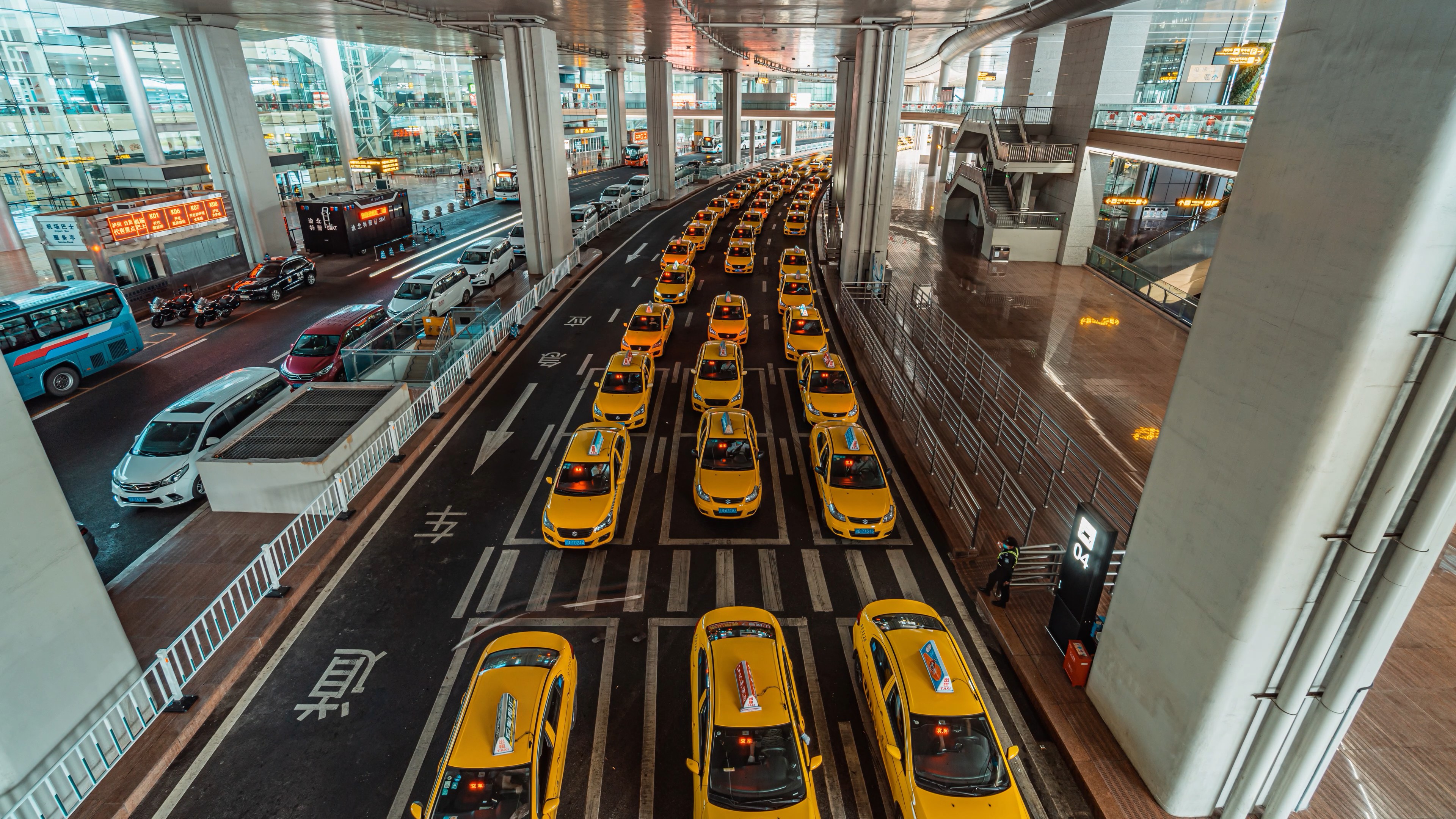 4k重庆机场的士出租车客运交通延时视频的预览图