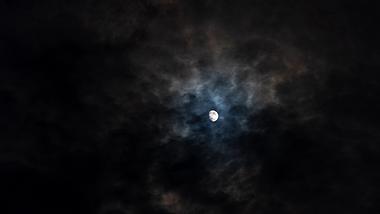4k夜晚乌云遮月云层月亮移动延时视频的预览图