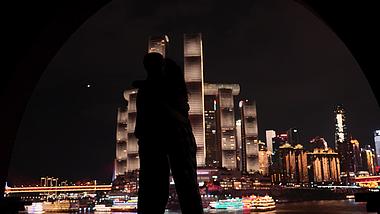 4k城市夜晚夜景灯光下情侣拥抱浪漫剪影意境空镜视频的预览图
