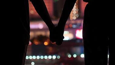 4k夜晚灯光下情侣牵手剪影浪漫爱情意境空镜视频的预览图