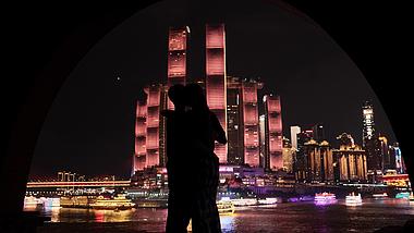4k唯美城市夜景下情侣亲吻剪影浪漫爱情意境视频的预览图