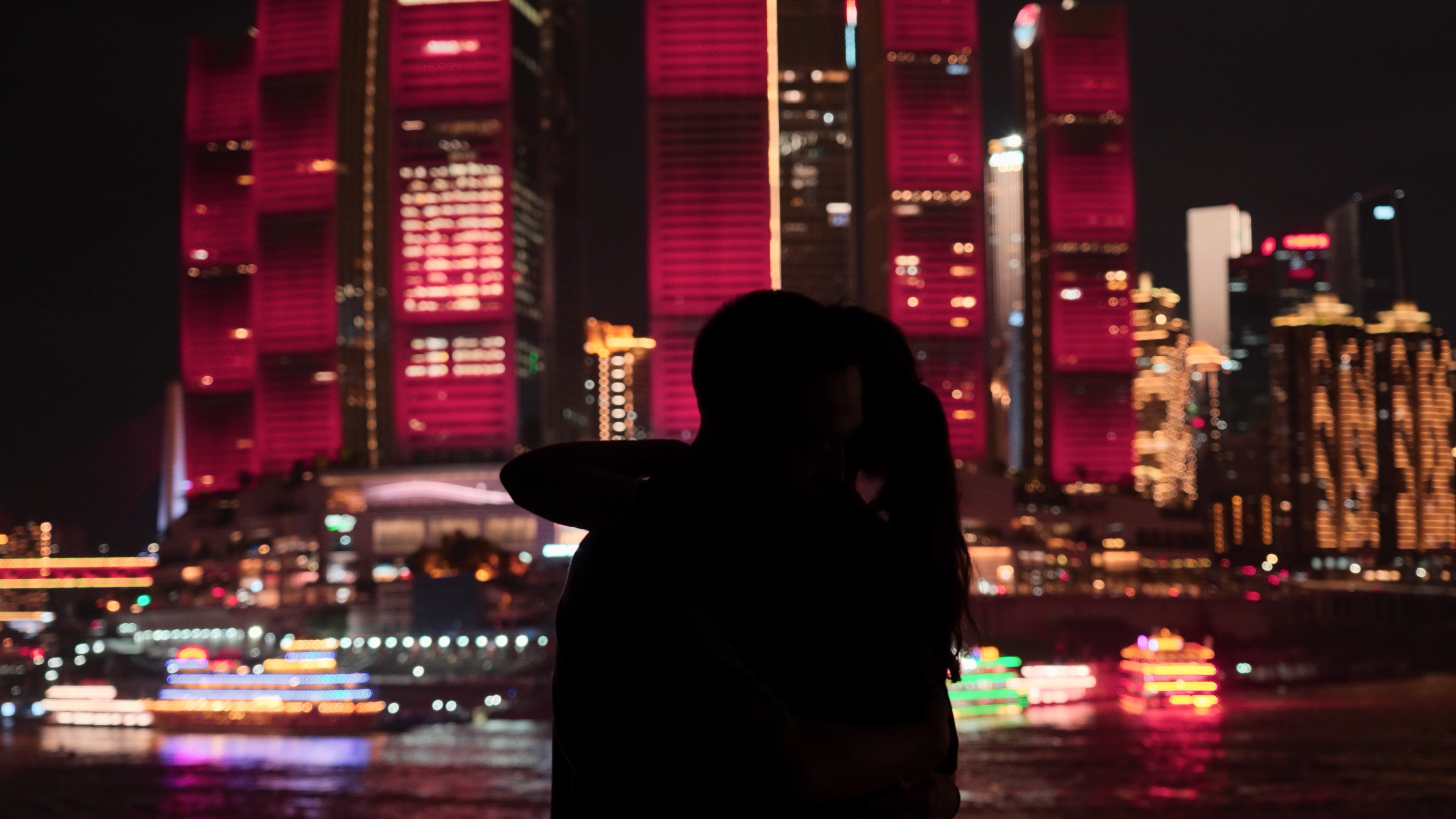 4k城市夜晚江边拥抱的情侣剪影爱情意境视频的预览图