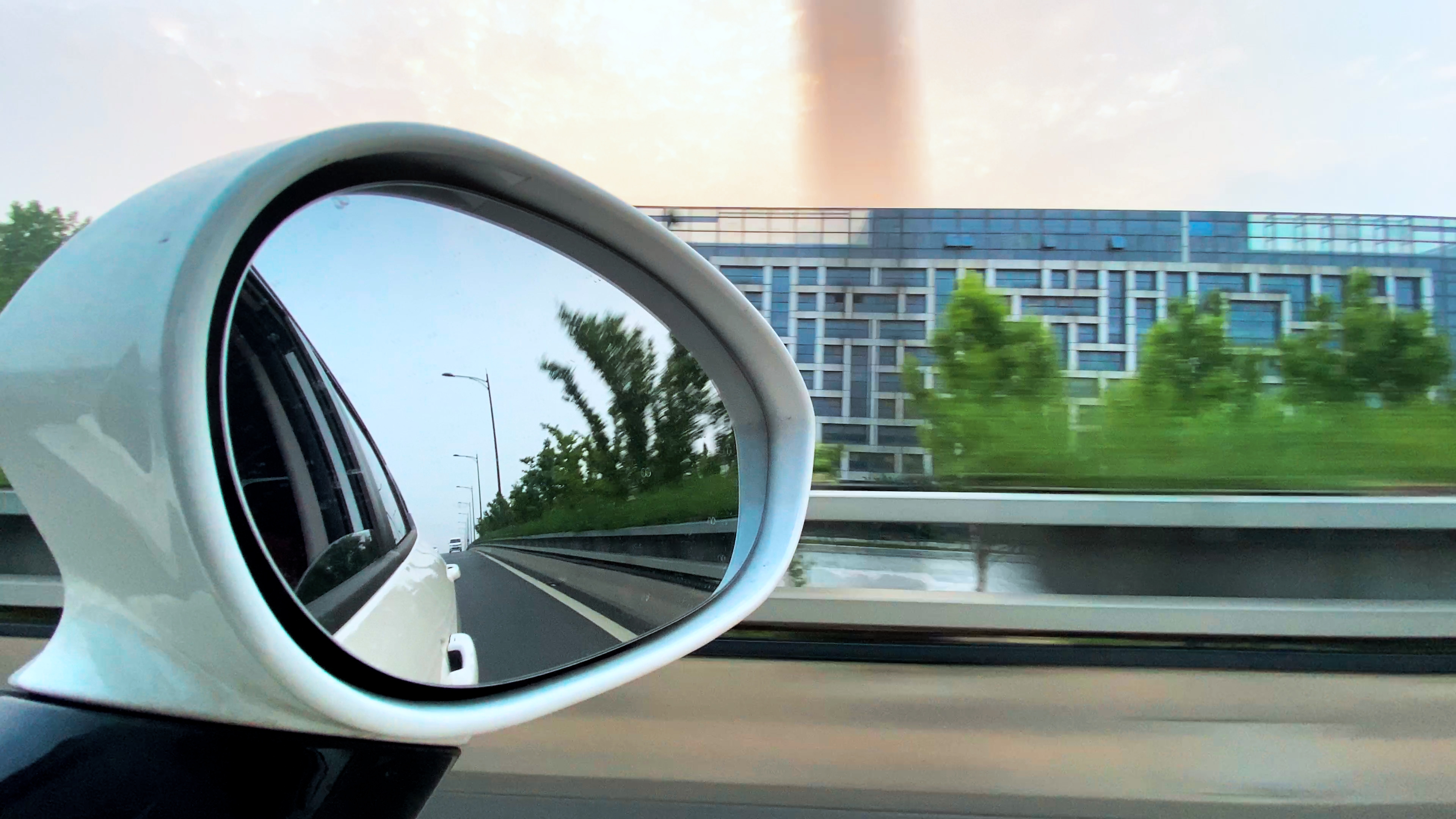 4K实拍私家车后视镜风景视频的预览图