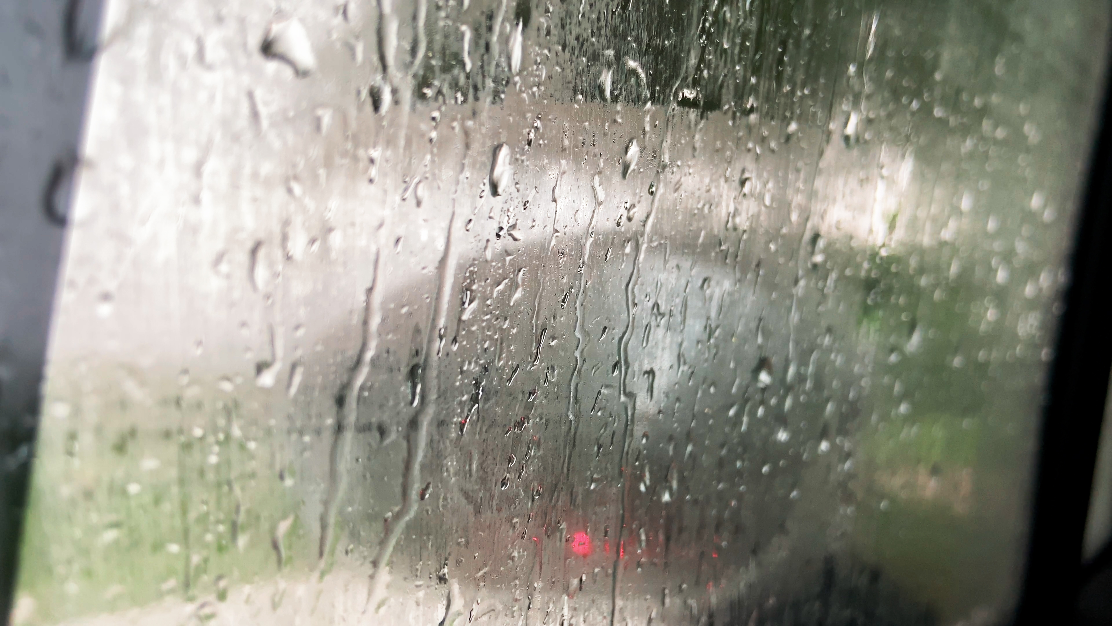4K实拍下雨天雨水划过玻璃意境空境视频的预览图