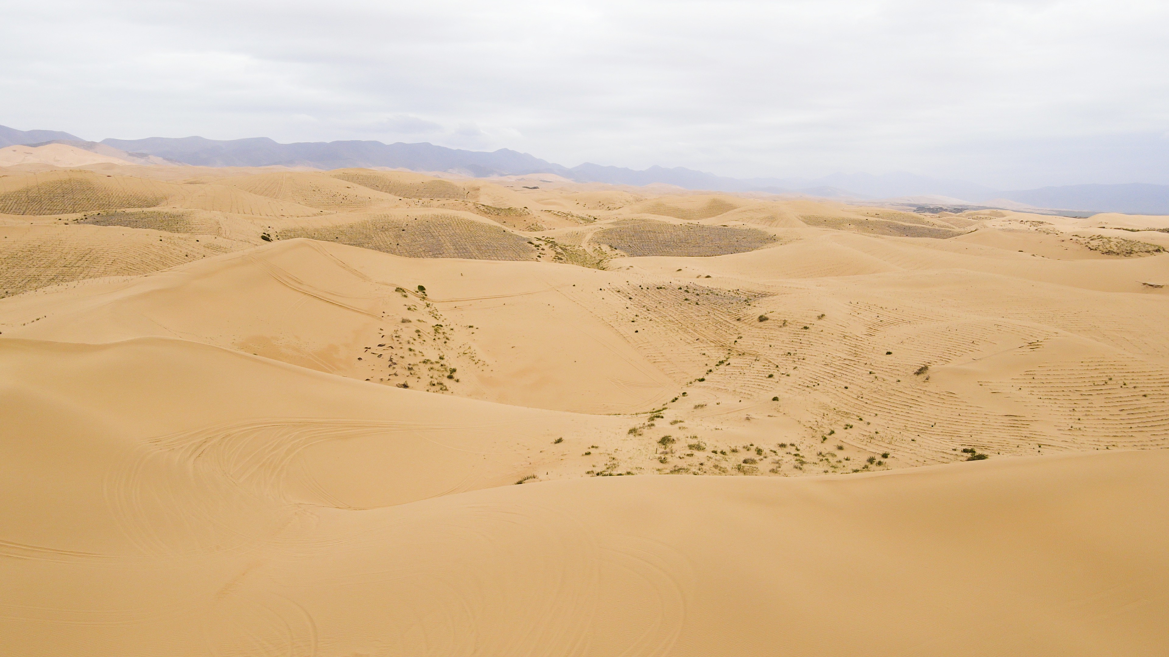 青海金沙湾沙漠无人区4K航拍视频的预览图