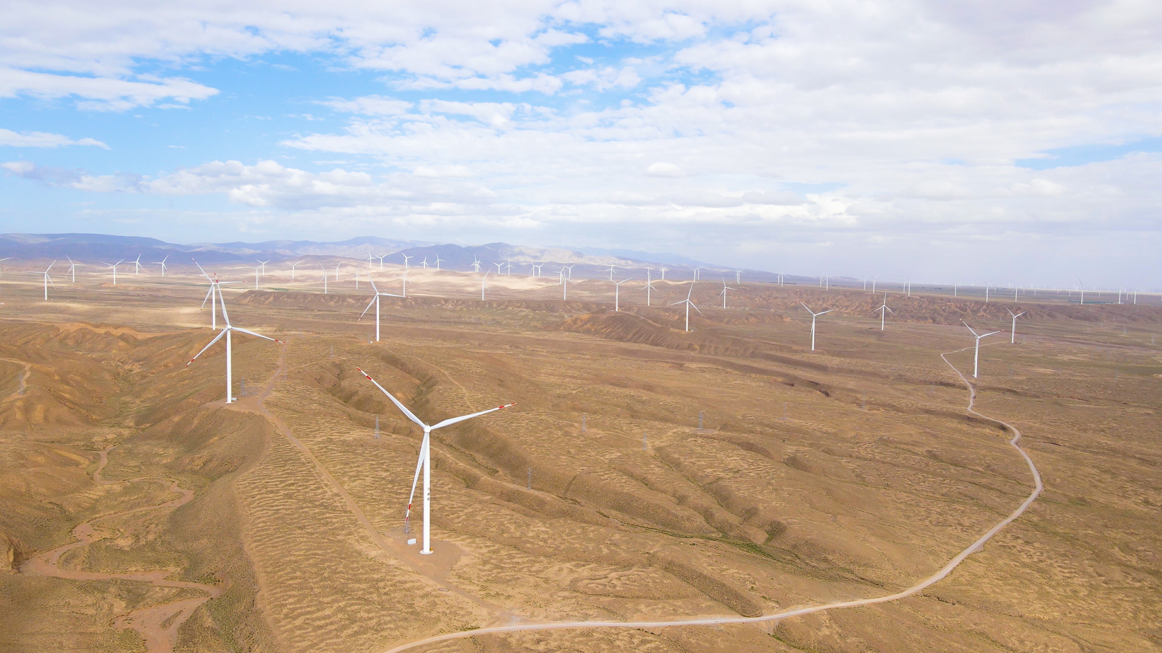 风景风力发电机能源电力4K航拍视频的预览图