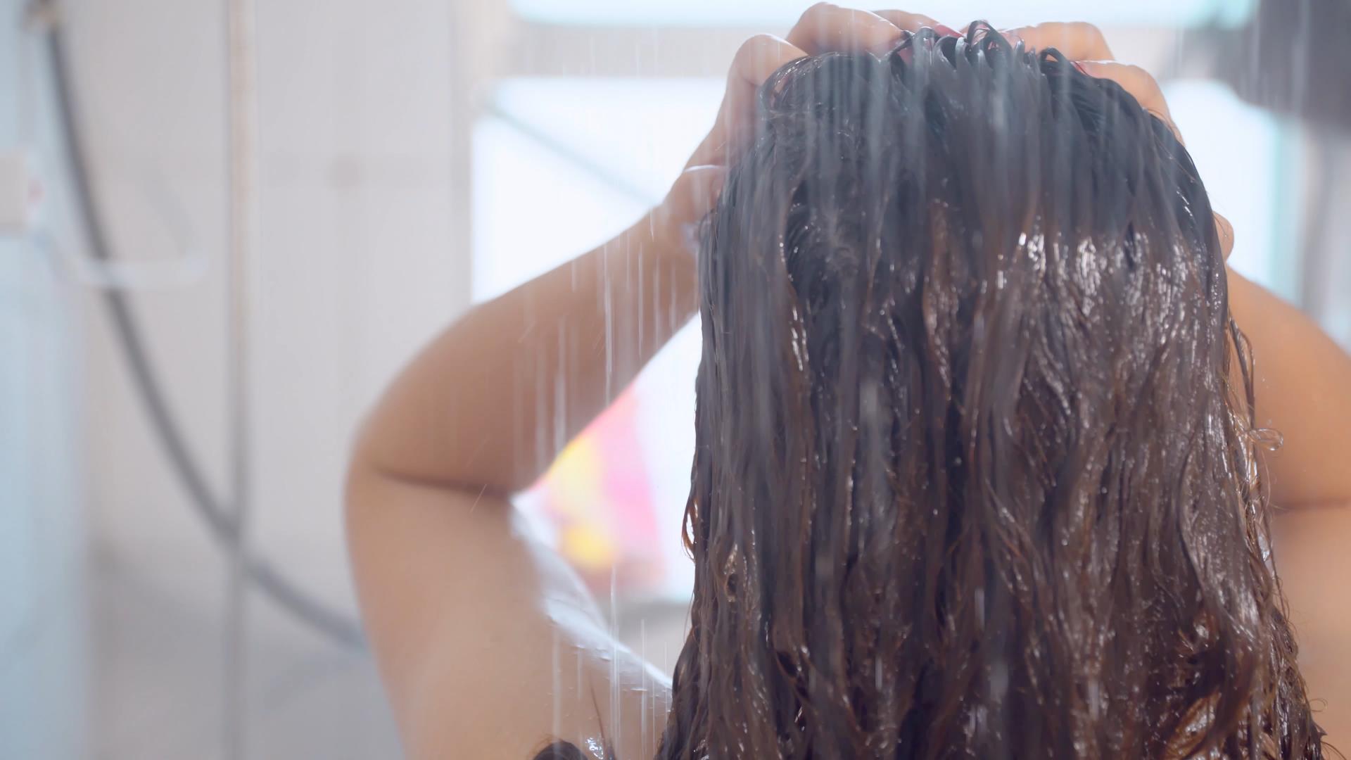 4K升格拍摄女性淋浴沐浴洗澡洗头发视频的预览图
