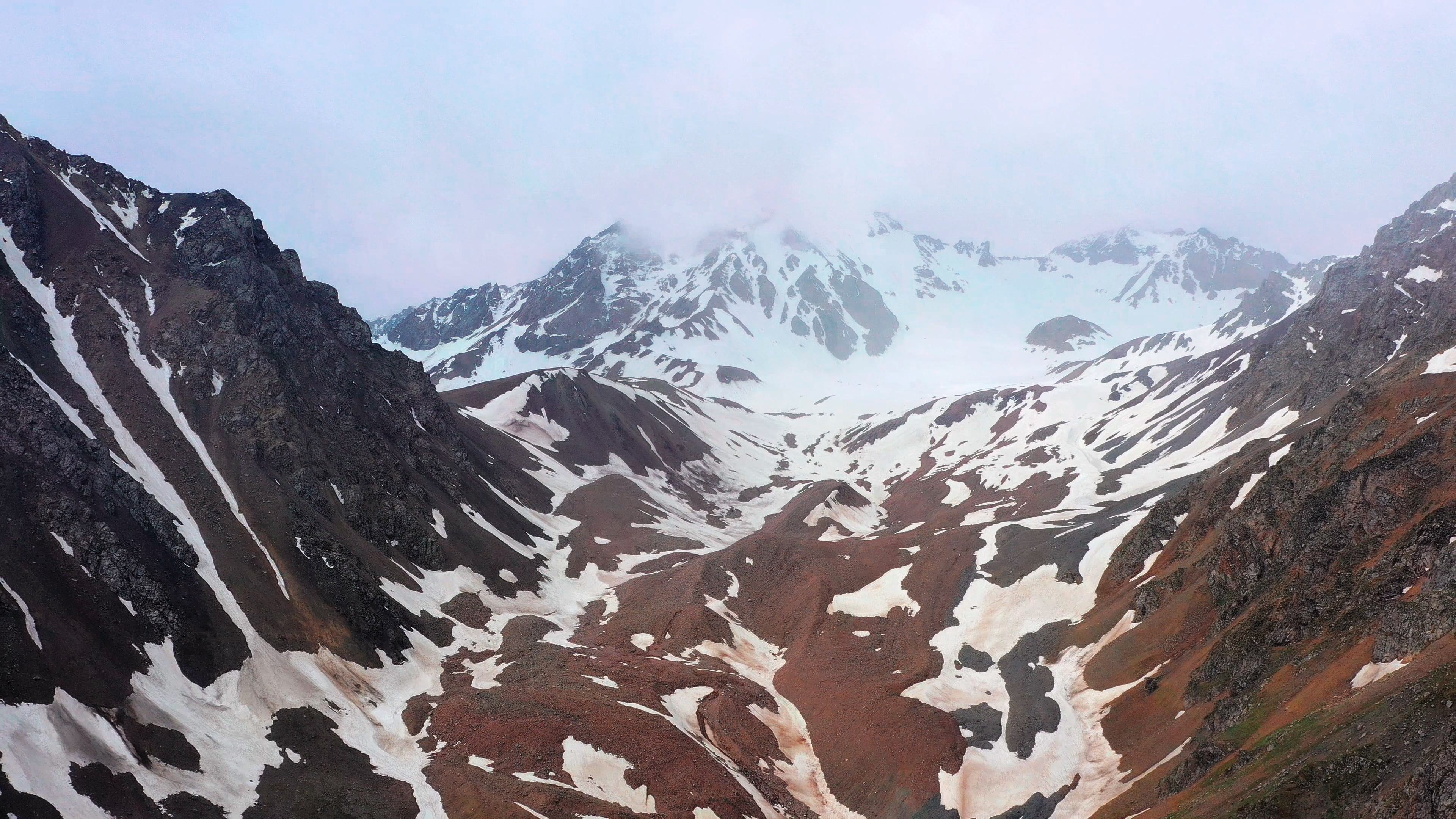 4K航拍新疆伊犁乔尔玛雪山风光自然风景视频的预览图