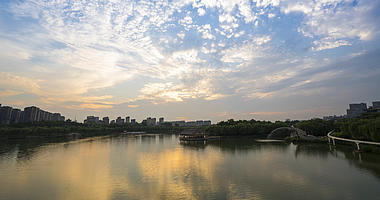 8K西安曲江遗址公园景区日落延时摄影拍摄视频的预览图