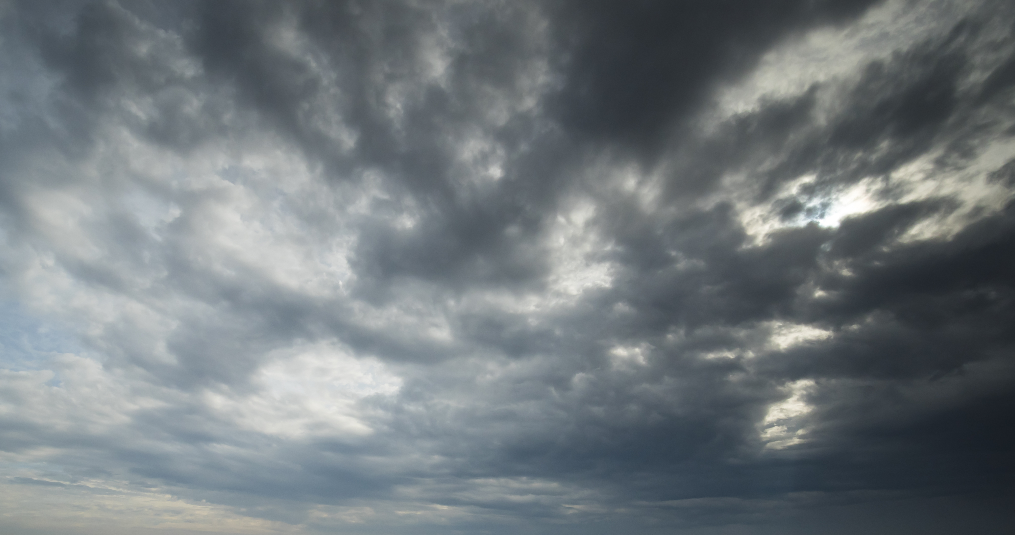 4k夏季暴雨来临前的乌云密布延时拍摄摄影视频的预览图