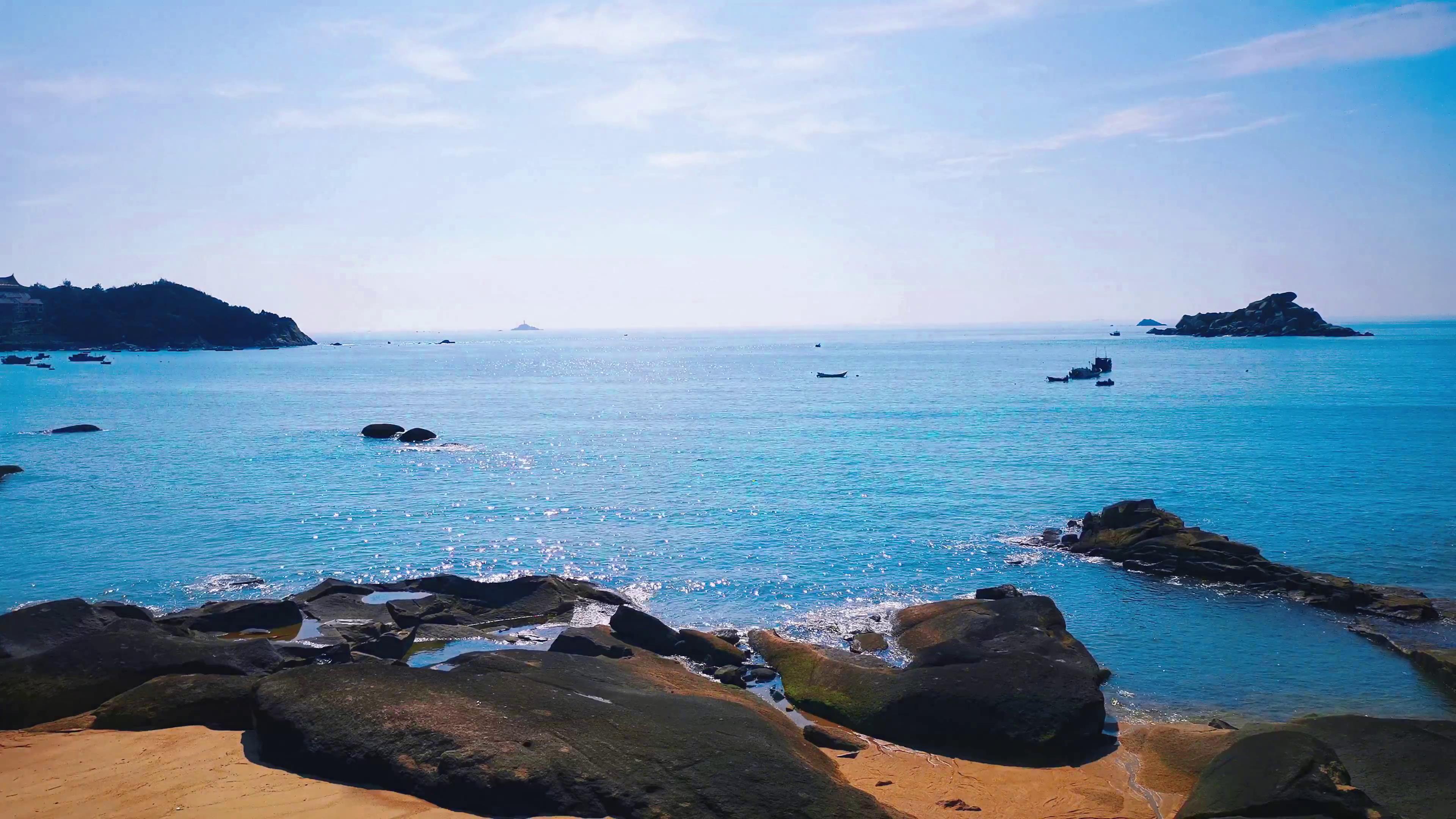 4K实拍蓝色海洋海岸线大海自然风景视频视频的预览图