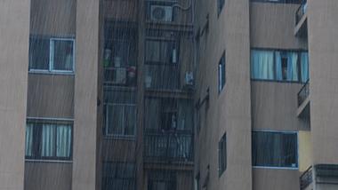 4k城市高层楼房夏季下雨大雨暴雨实拍视频的预览图