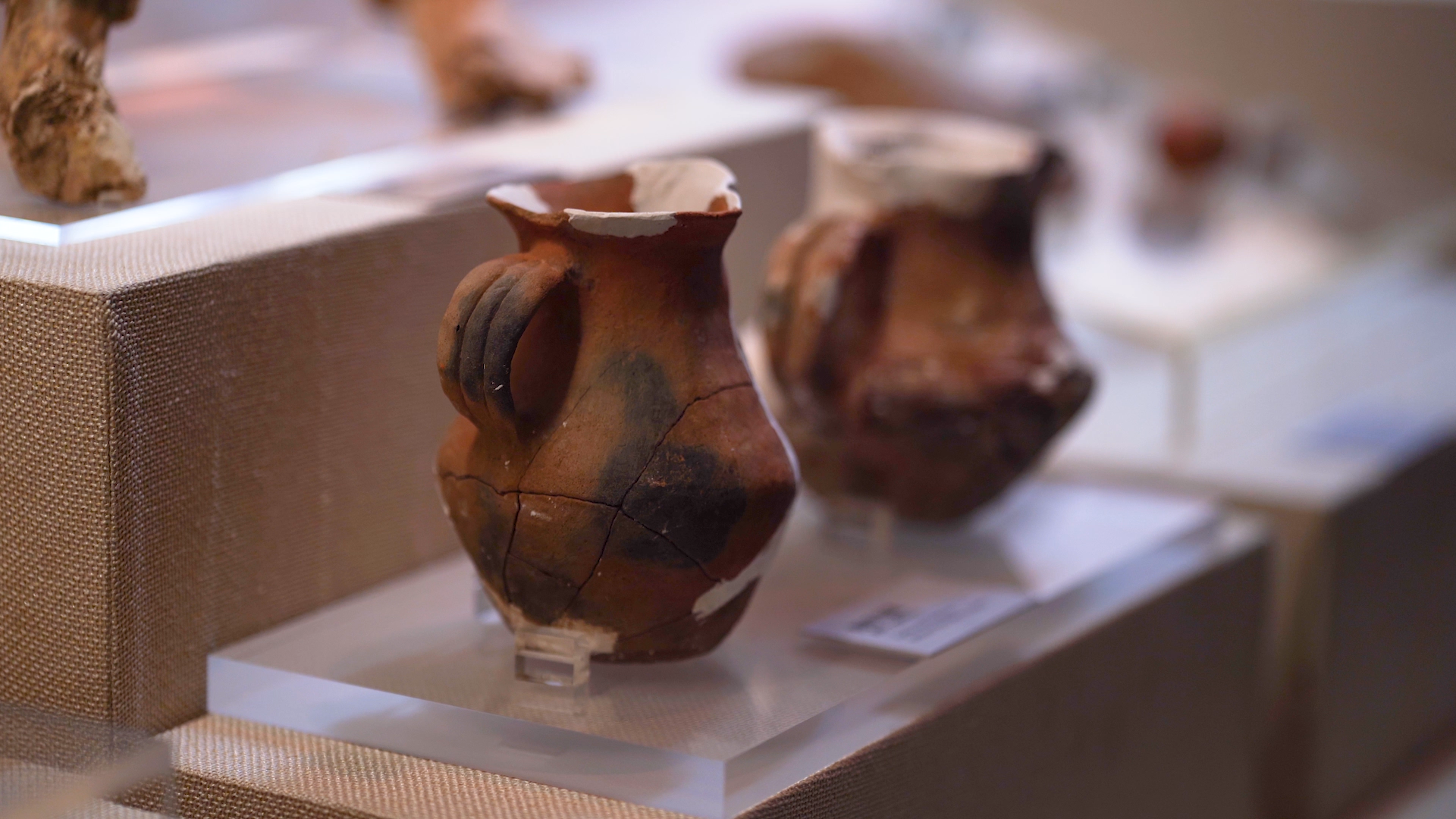 4k实拍博物馆文物陶器彩陶历史文物展览视频的预览图