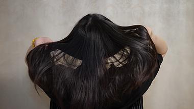 4k升格女性秀发背影撩起头发柔顺光泽视频的预览图