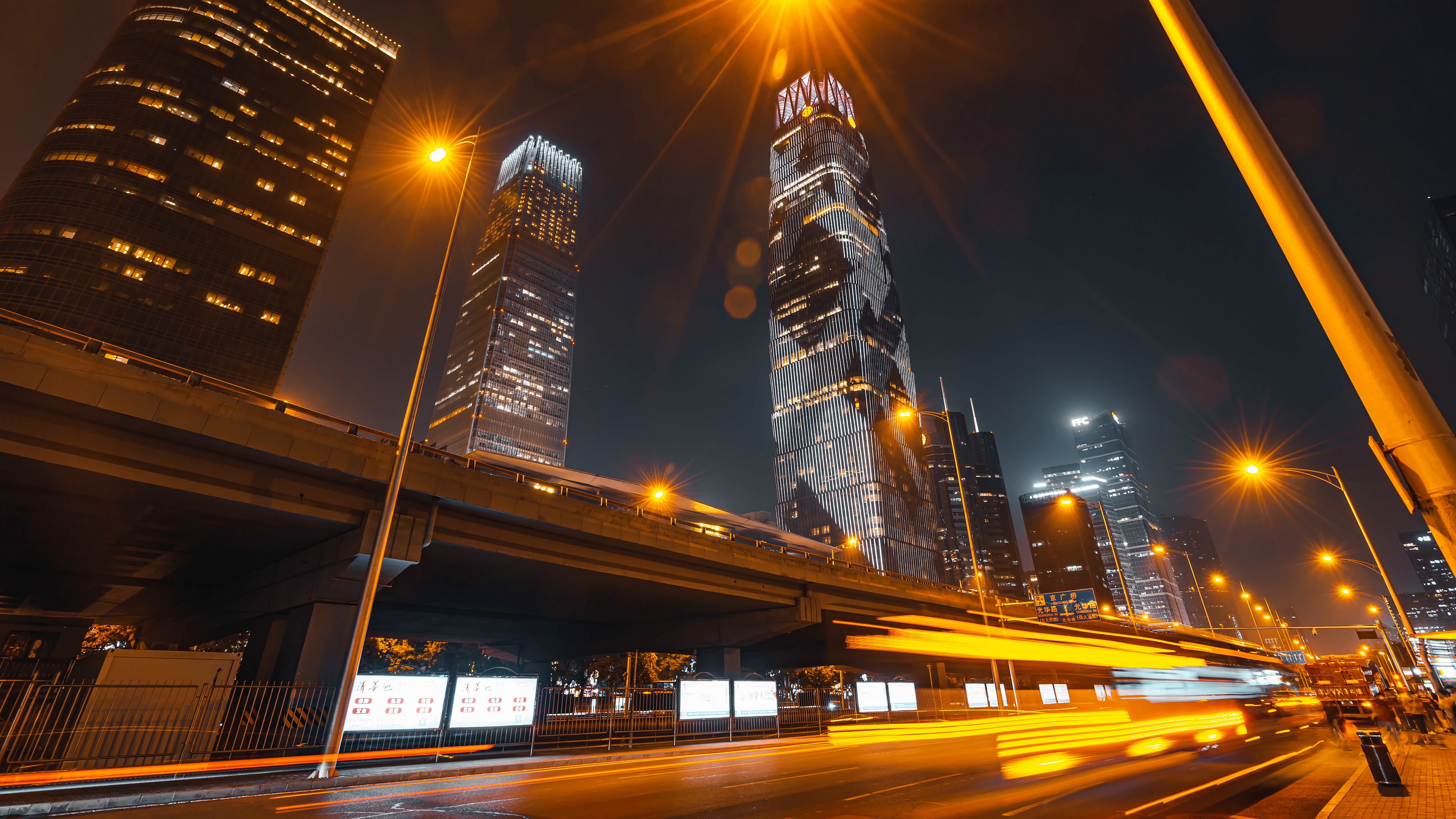 8K震撼黑金北京国贸二期城市夜晚马路车流延时视频的预览图
