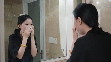 4k女生洗脸涂抹洗面奶面部清洁实拍视频的预览图
