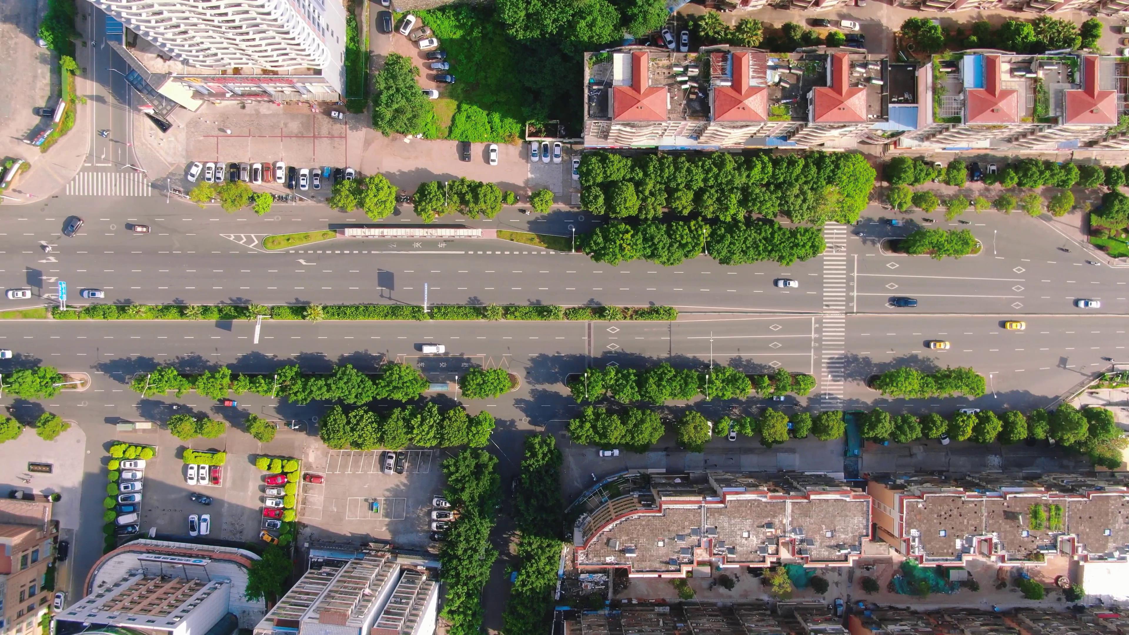 4K俯拍江西南昌城市马路大道绿化视频的预览图
