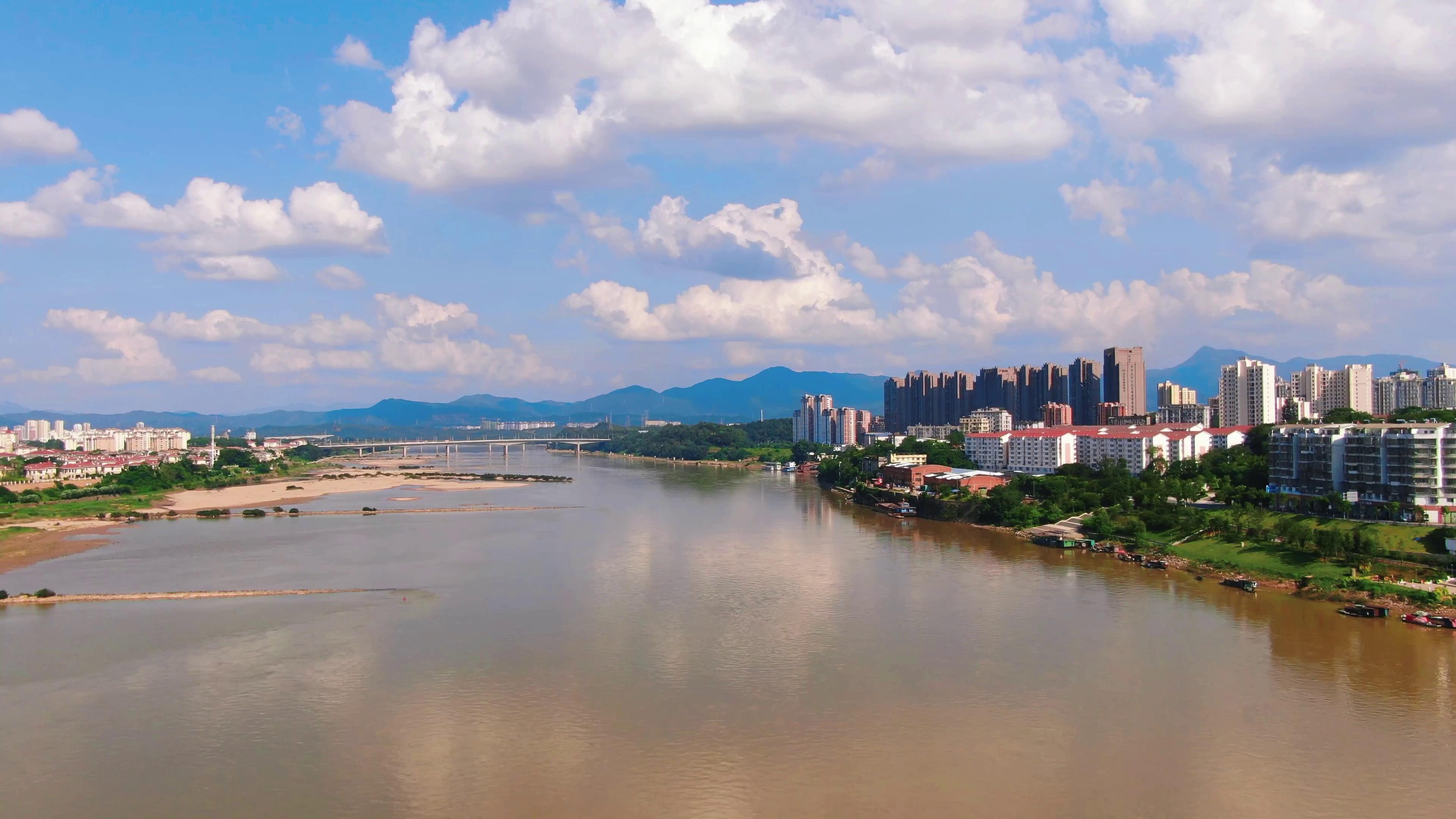 4K航拍江西赣江城市蓝天白云大桥两岸风光视频的预览图