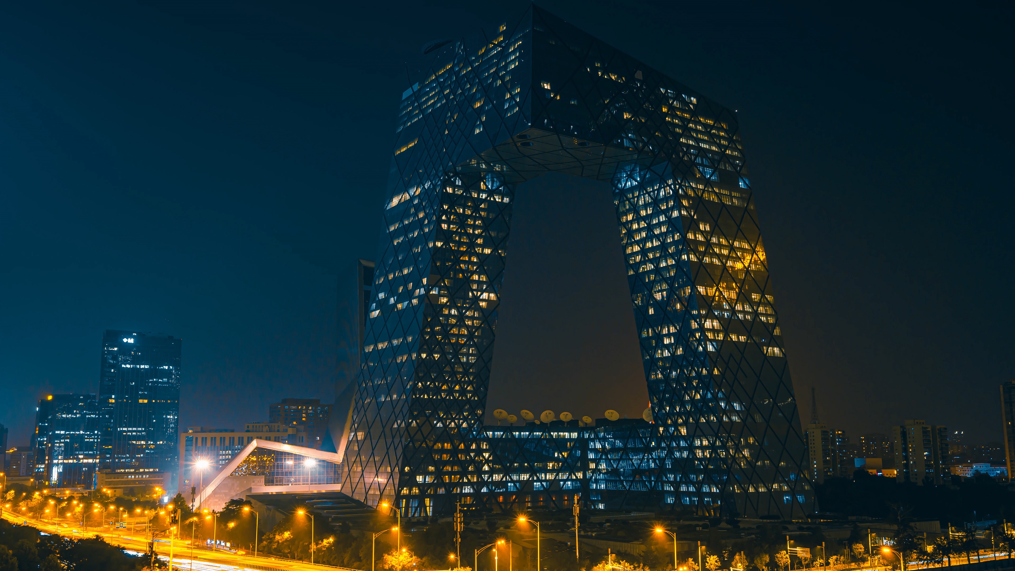 8K震撼移动延时北京央视大楼壮观办公楼灯光延时城市夜景视频的预览图