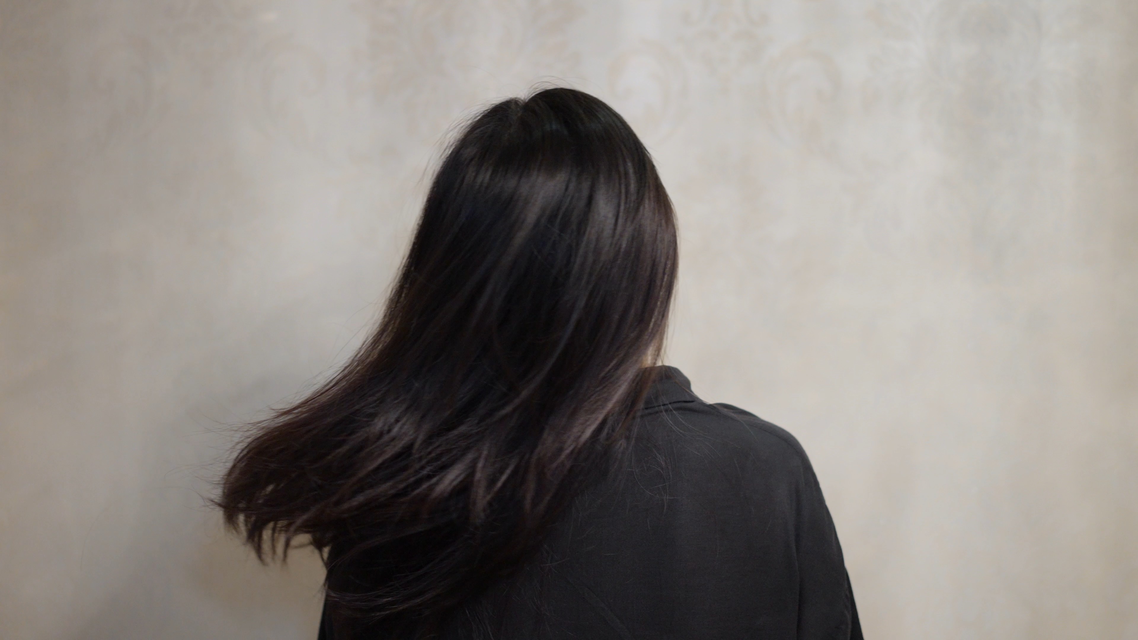 4k升格女性展示秀发背影抚摸头发柔顺光泽视频的预览图