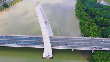 4K航拍江西赣州飞龙大桥城市地标交通车流视频视频的预览图
