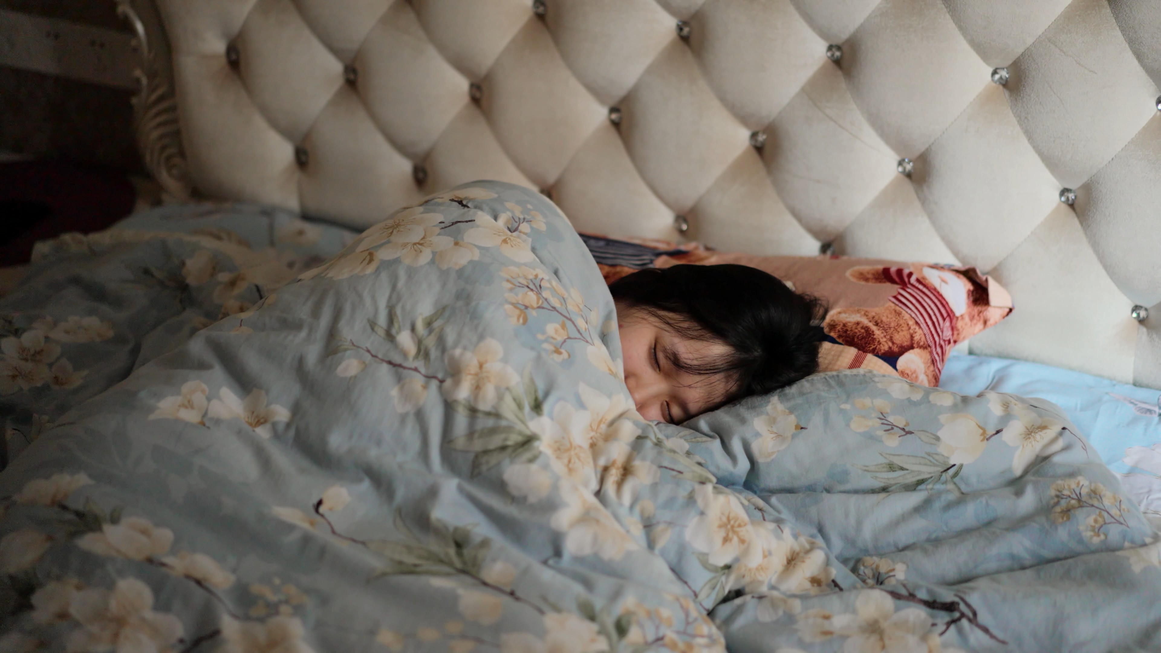4k女生在卧室盖被子睡觉熟睡休息实拍视频的预览图