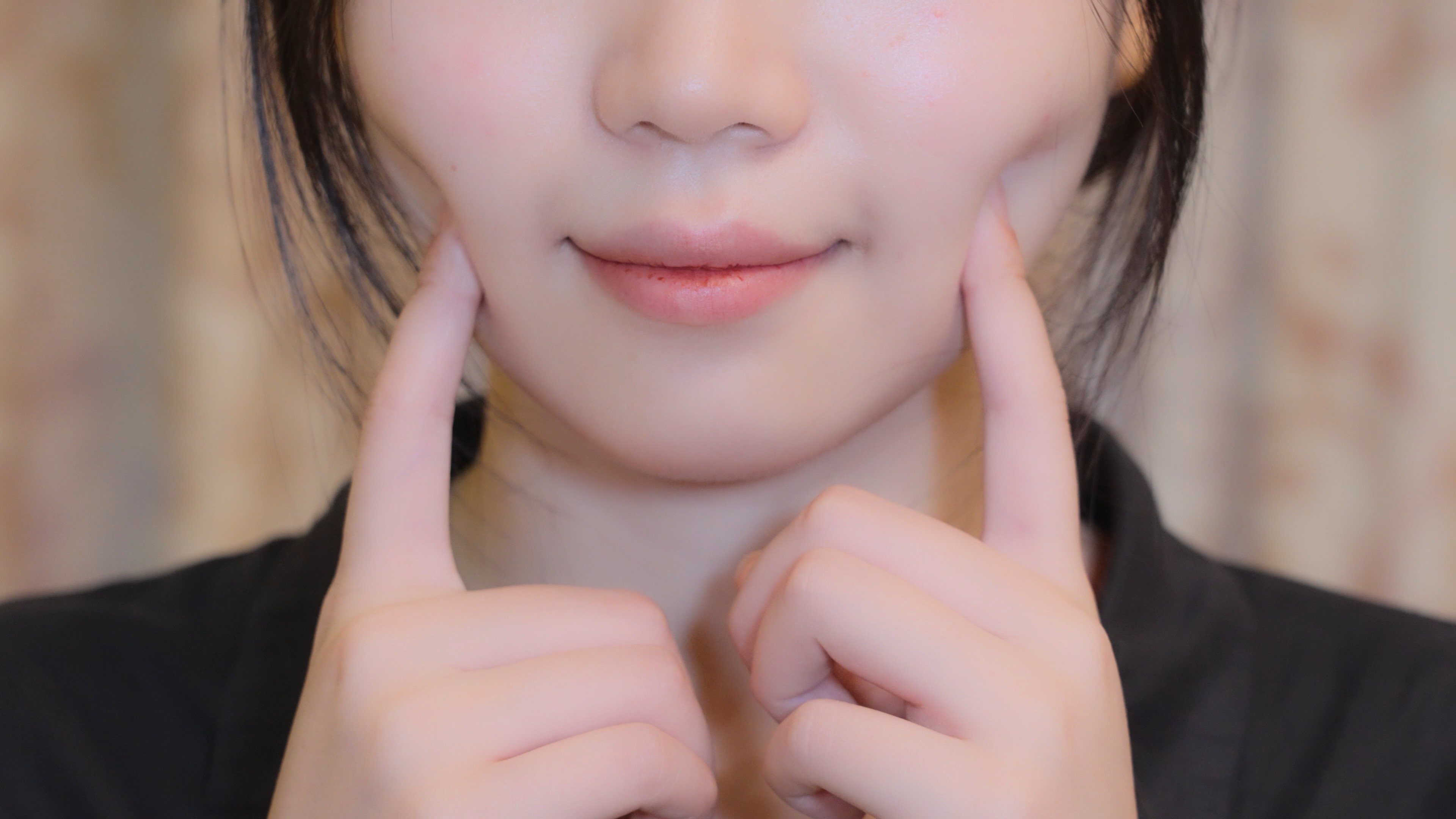 4k女生展示脸部皮肤脸部特写细腻光泽水润视频的预览图