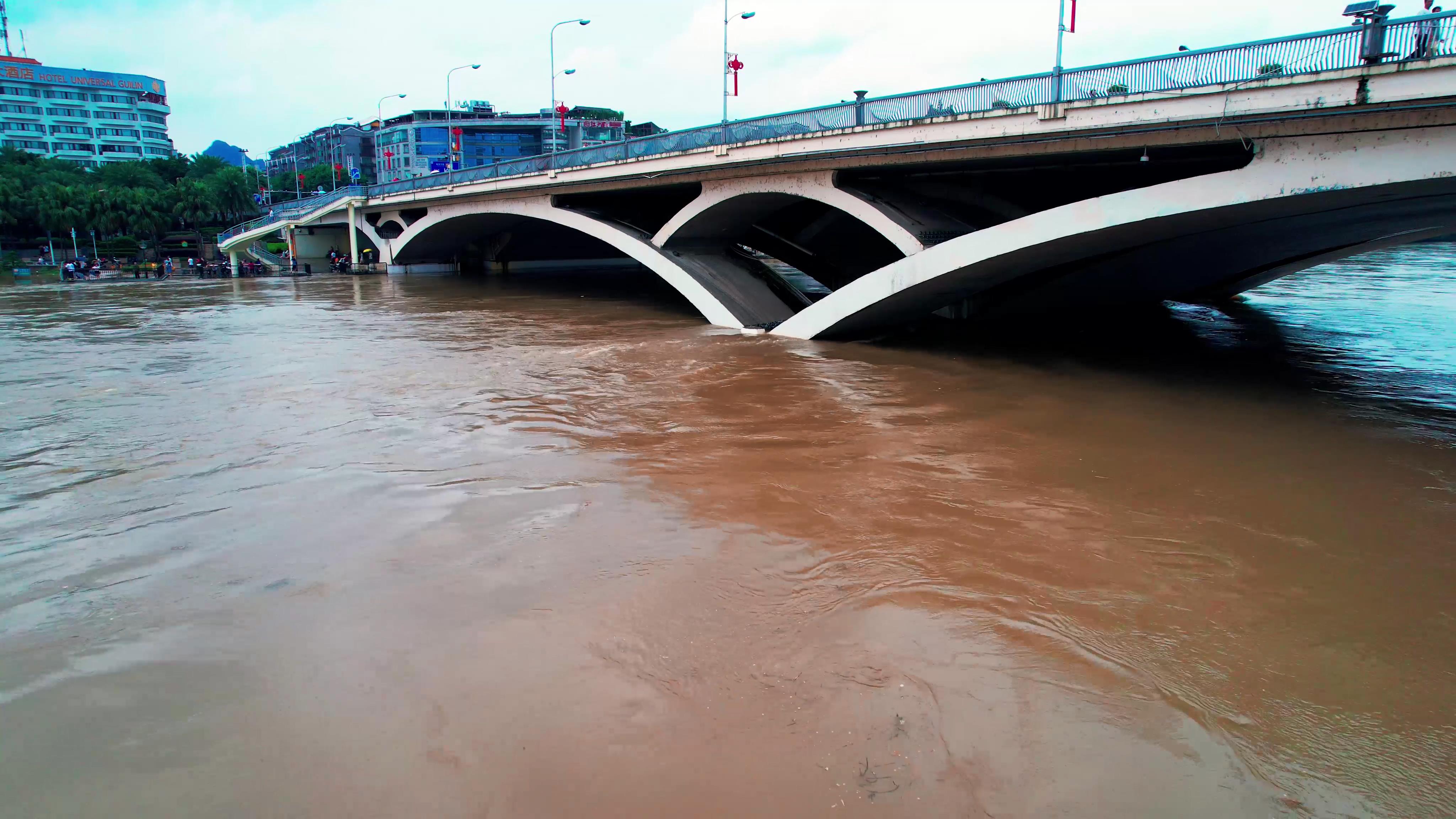 4k夏季暴雨洪峰城市洪水过境洪涝视频的预览图