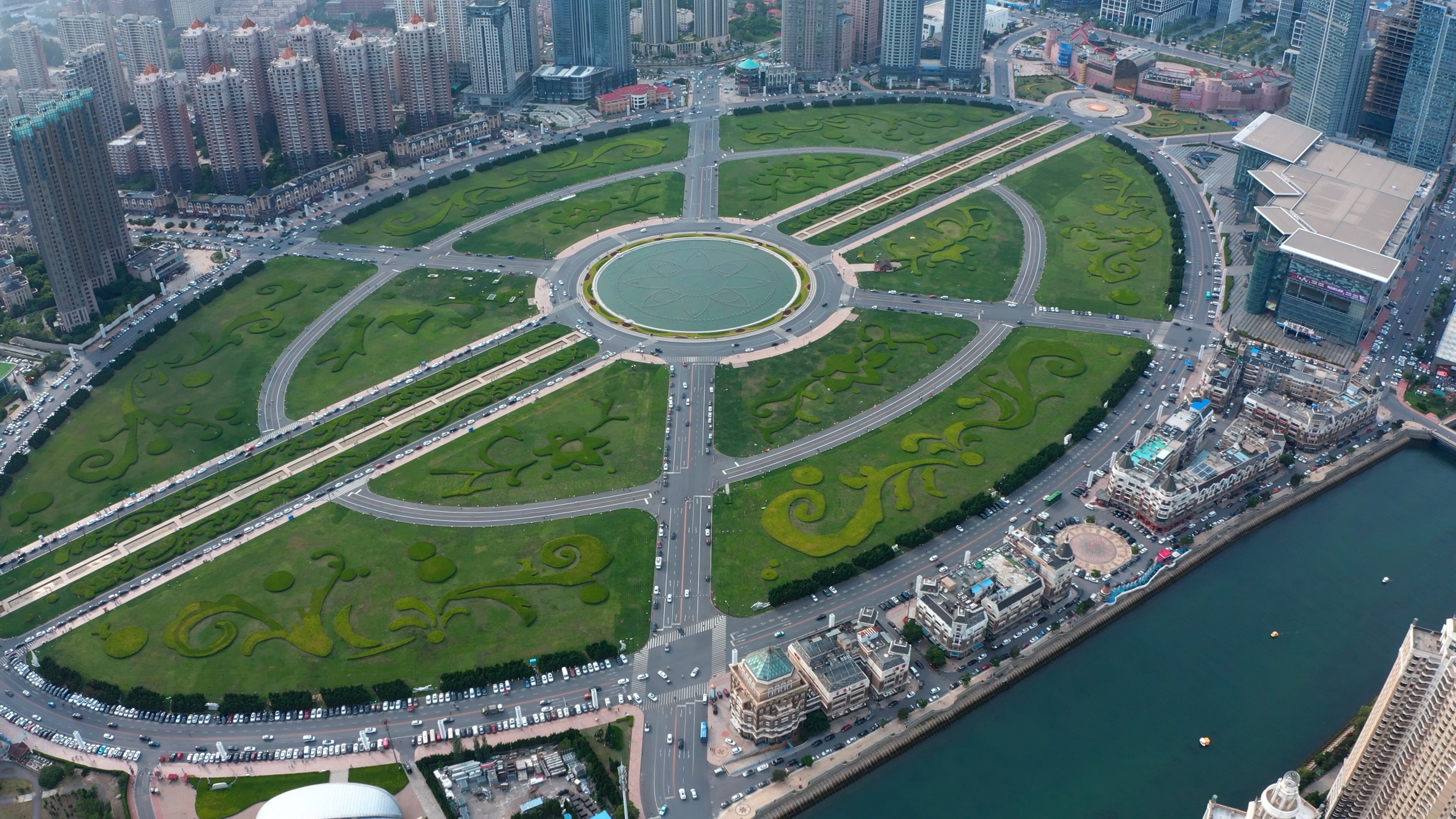 4k航拍大连城市地标星海广场亚洲第一大广场视频的预览图