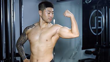 4K男性健美运动员展现手臂肌肉健身运动视频的预览图