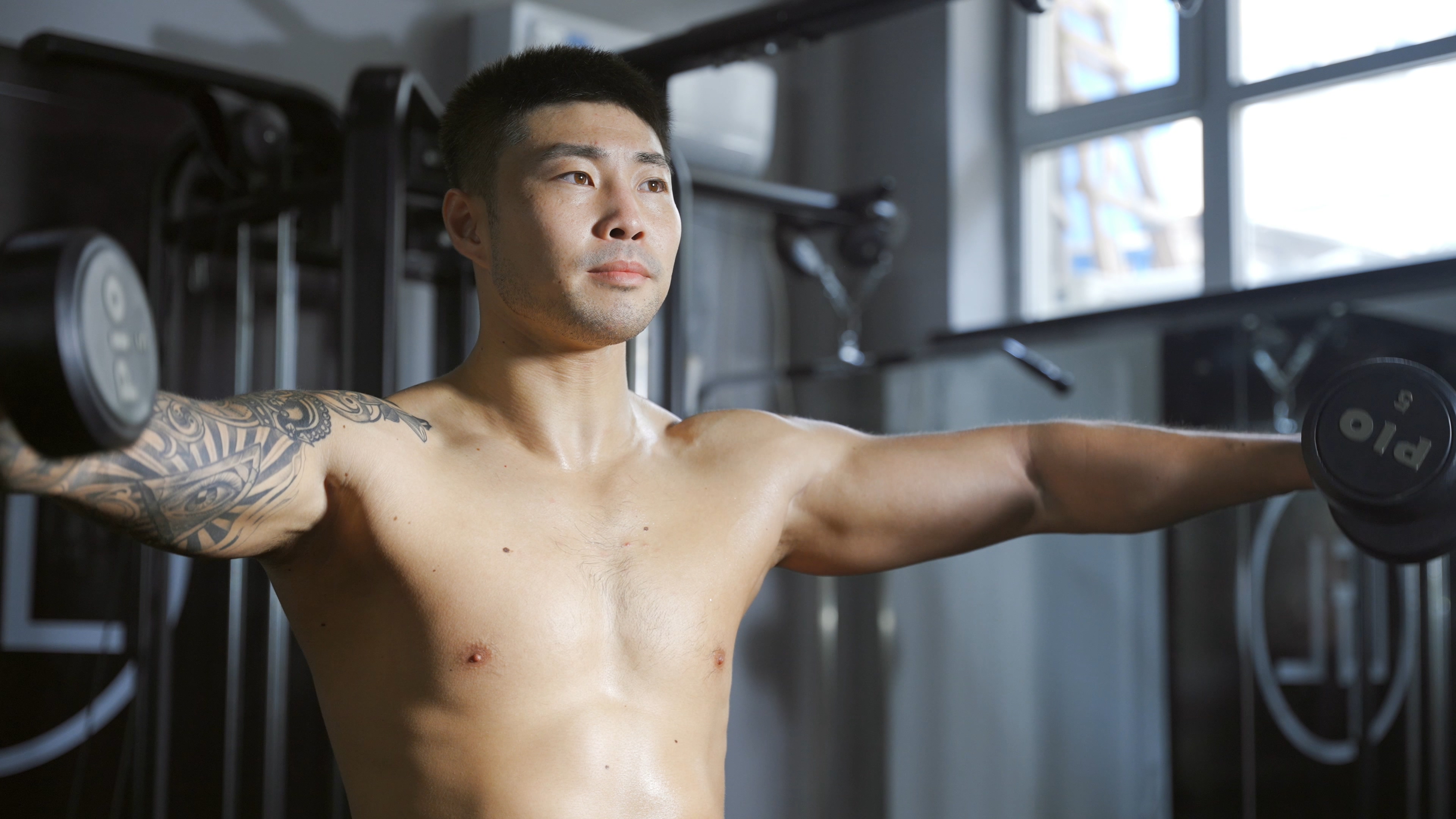 4K健身撸铁飞鸟肩部训练肌肉健身运动视频的预览图