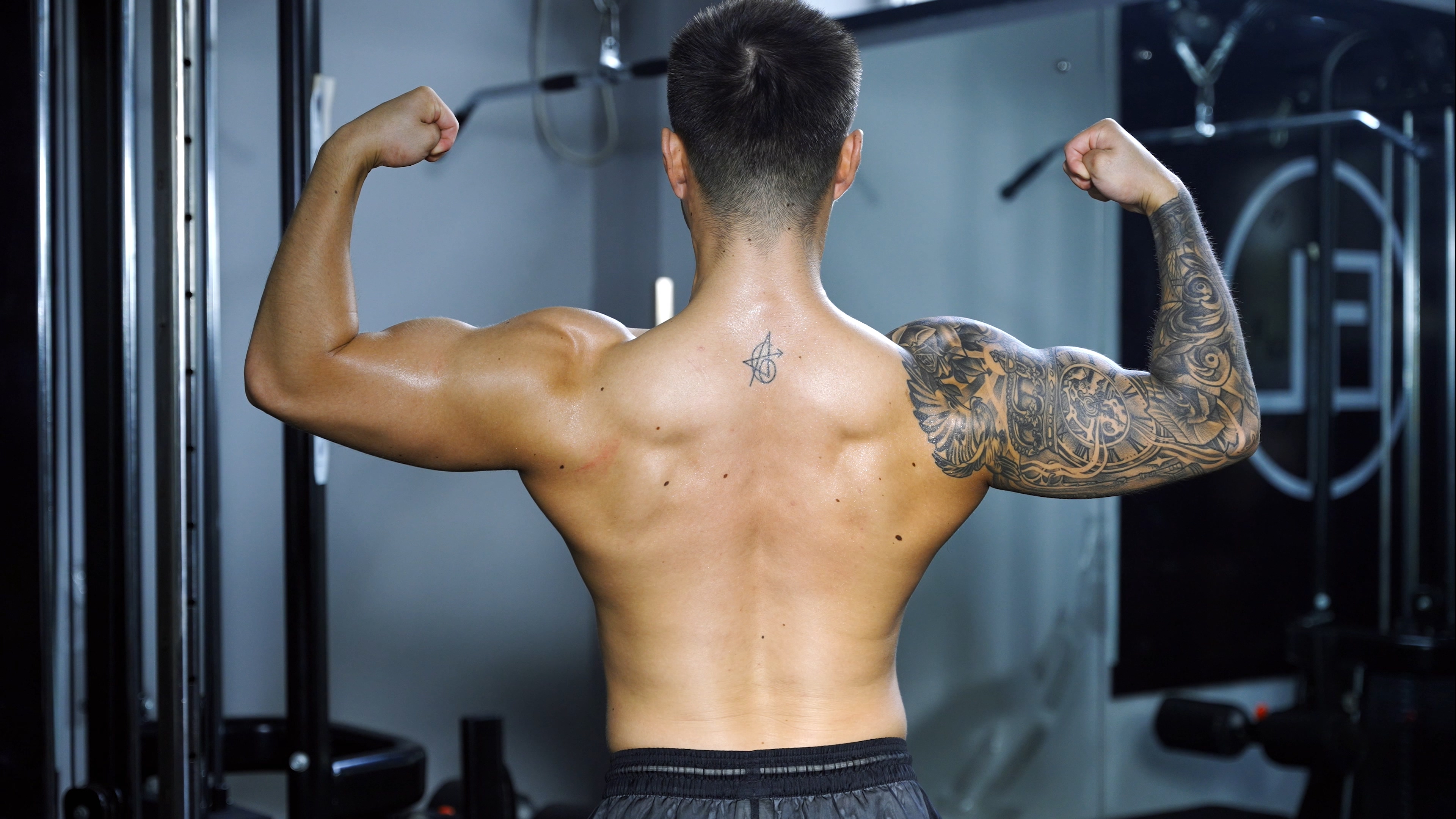 4K健身美体运动员背部肌肉线条健身运动视频的预览图