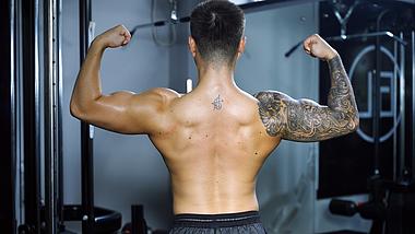 4K健身美体运动员背部肌肉线条健身运动视频的预览图