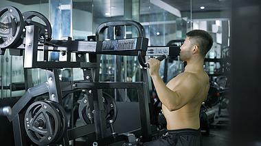 4K男性锻炼大型器材背部训练健身运动视频的预览图