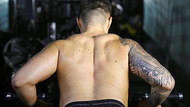 4K男性器材背部肌肉线条锻炼健身运动视频的预览图