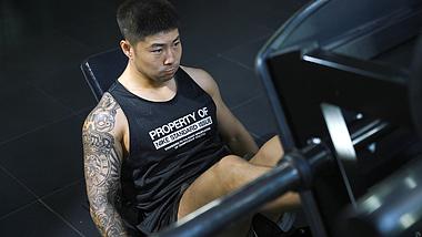 4K腿部肌肉力量设备训练健身运动视频的预览图