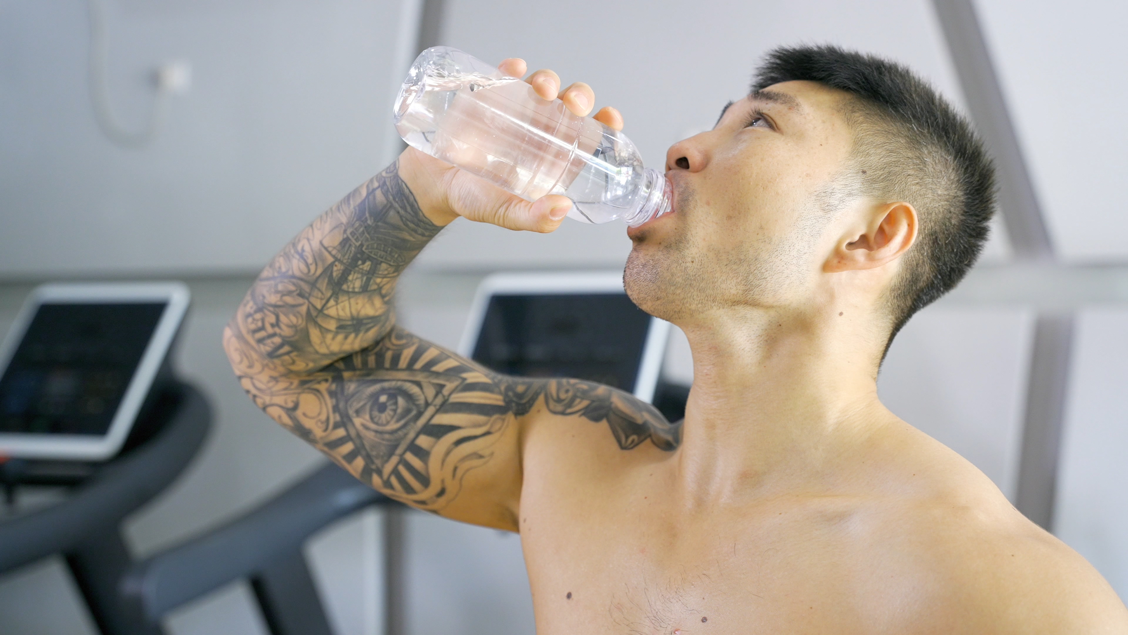 4K健硕男运动员补充水分喝水营养健身运动视频的预览图