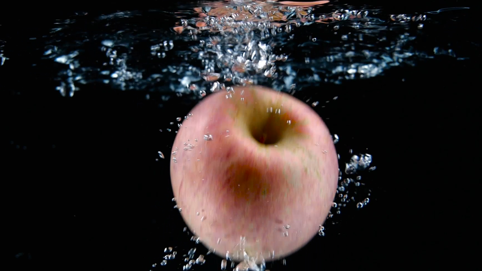 1080p升格苹果新鲜水果苹果入水富士苹果视频的预览图