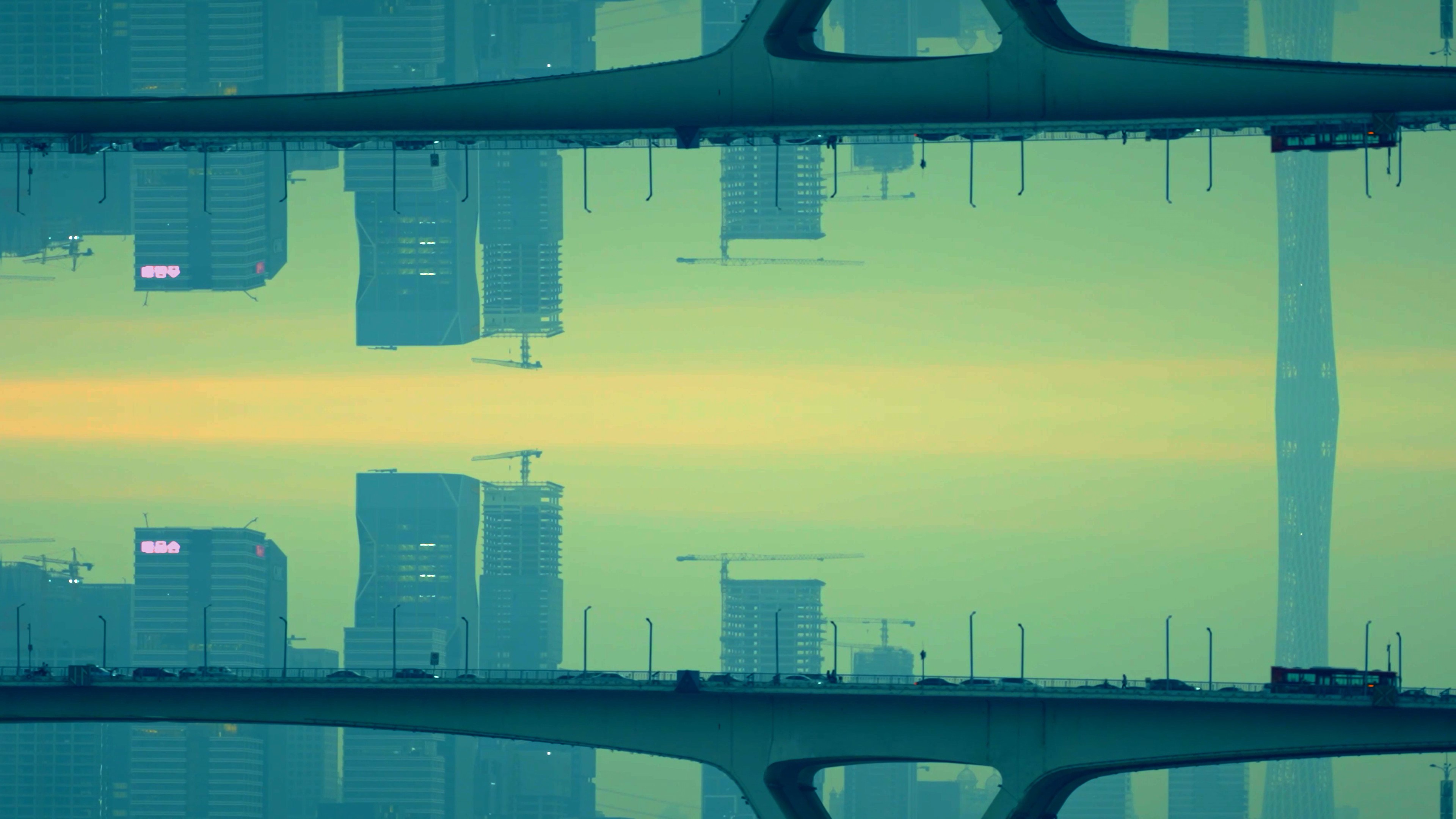4K实拍迷雾城市大桥车流倒影视频的预览图