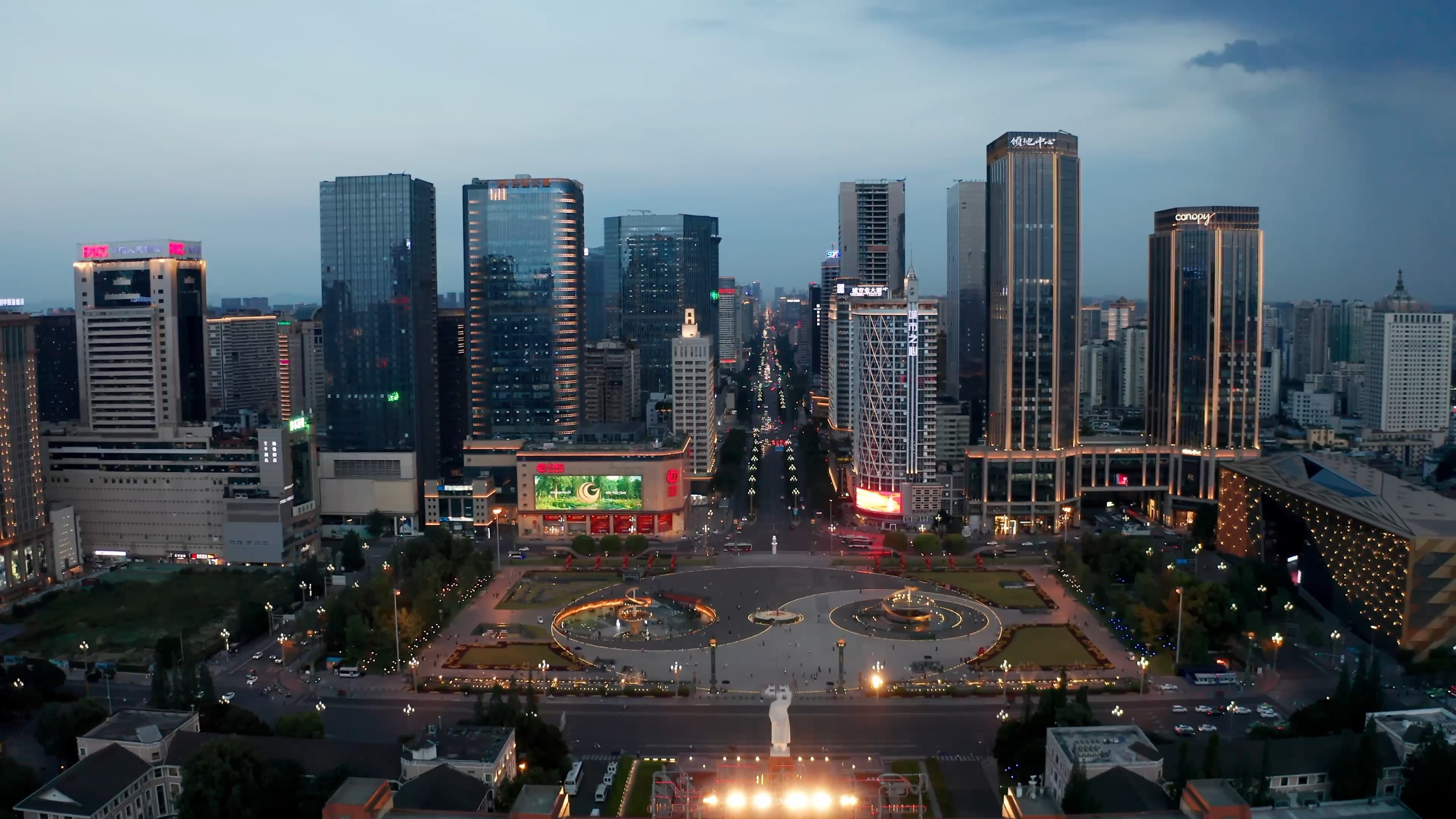 4K航拍成都天府广场夜景视频的预览图