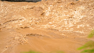 4k实拍夏日洪水洪峰河流水灾素材视频的预览图