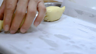 4k厨师面食制作展示榴莲酥餐饮美食视频的预览图