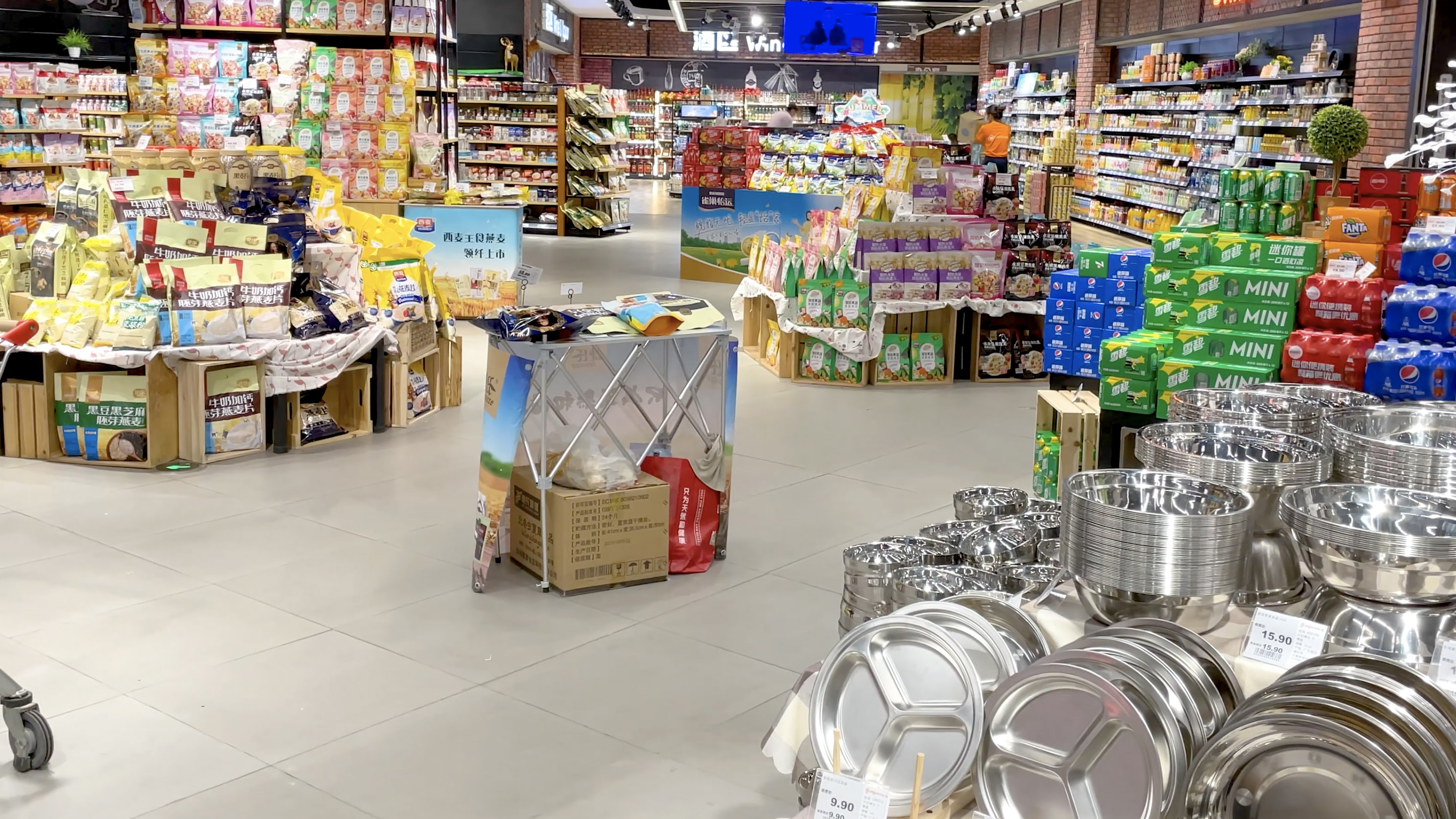 4k超市日用品区域空镜购物商场实景拍摄视频的预览图