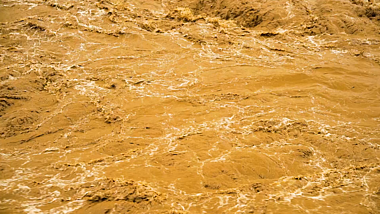 4k实拍夏天洪水河水黄河水翻滚高清升格视频的预览图