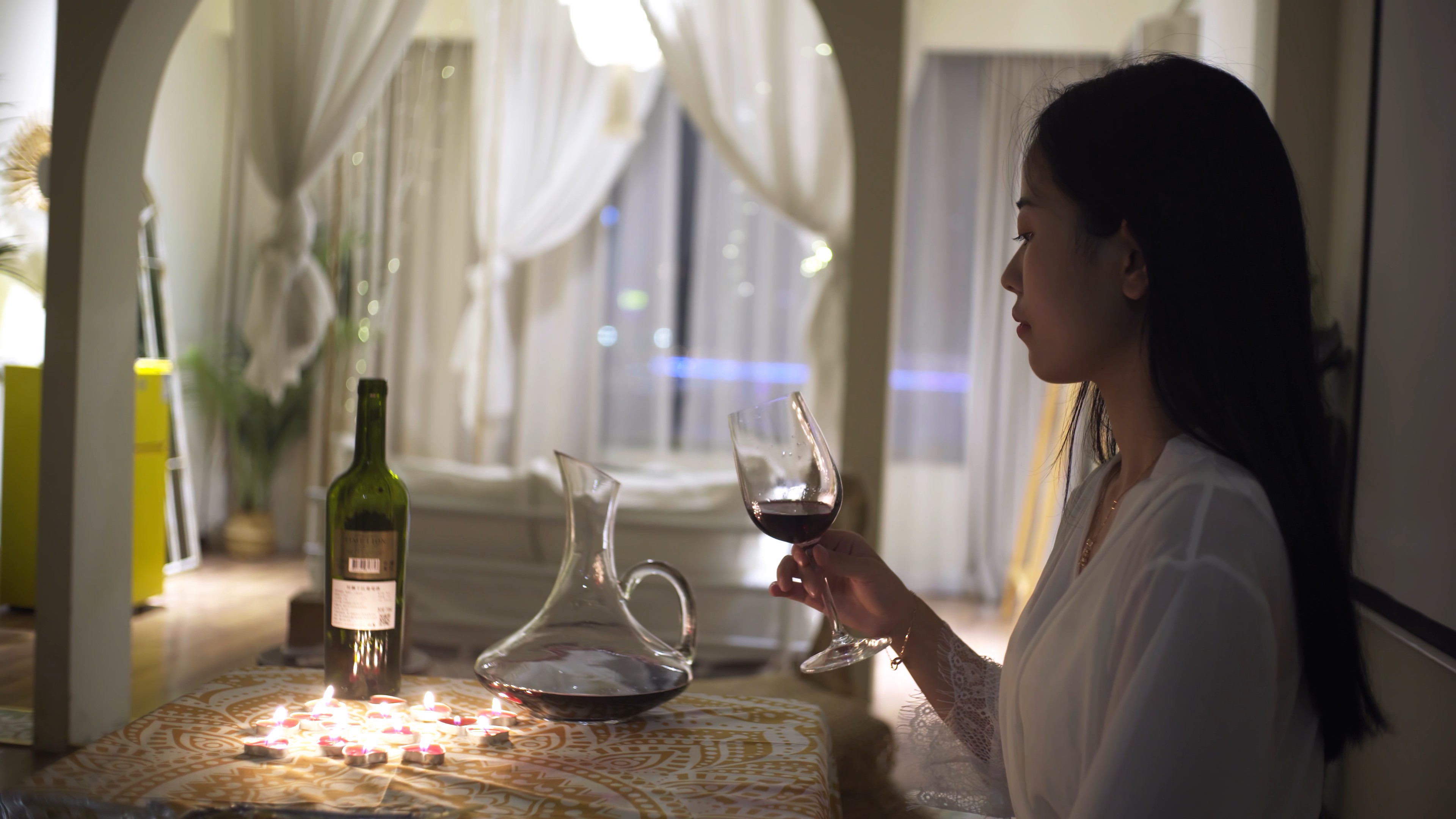 4K实拍孤独女性夜晚一个人喝红酒七夕节表白日情人节视频的预览图