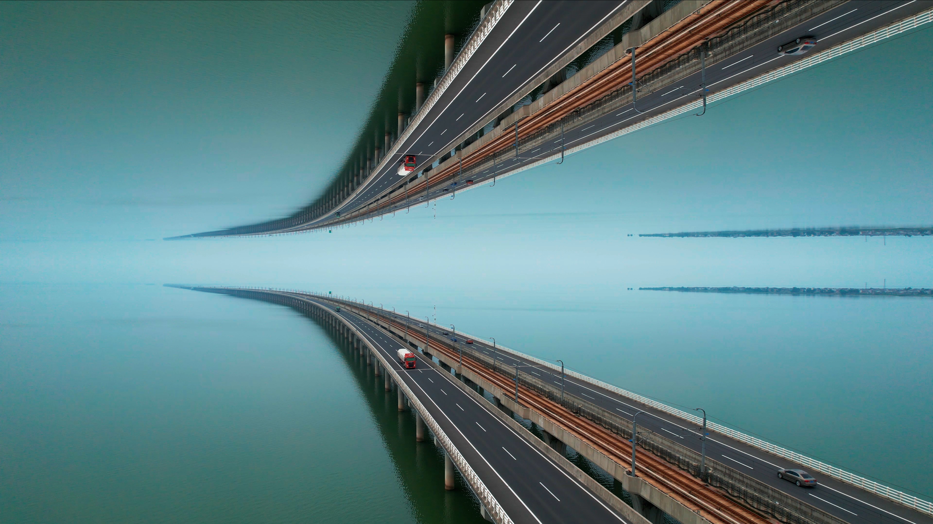 4k航拍南京石臼湖特大桥倒影视频的预览图