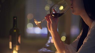 4K实拍孤独女性夜晚独自喝红酒七夕节情人节视频的预览图